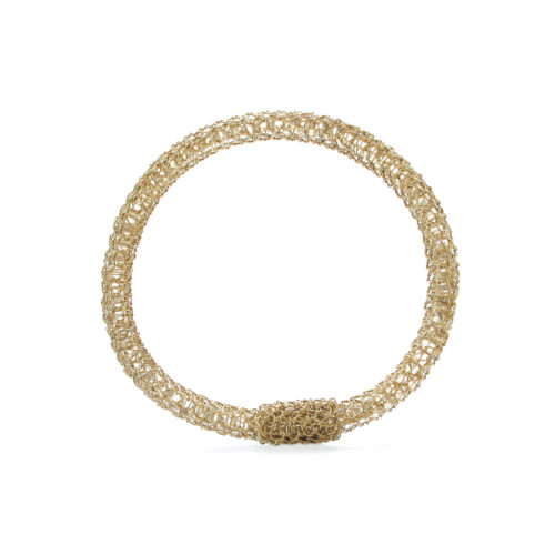 Bracelet brodé. Réalisé à la main au fil d’argent 950/000 doré à l'or fin 24 carats.